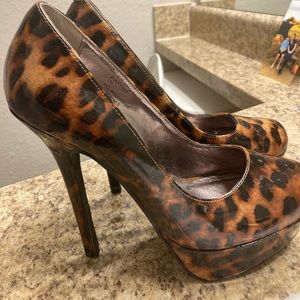 SALE!! Leopard print Steve Madden Pumps